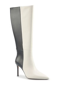Kniehoge laars in zwart en wit leer, met een spitse neus en een stilettohak. Gladde textuur met een kleurblokontwerp.