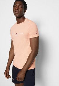 Tommy Hilfiger TOMMY LOGO TEE - T-shirt estampada - sunset peach