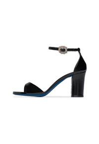 Sandal alta in vernice nera con open toe e cinturino alla caviglia. Presenta una fibbia decorativa con pietre e una suola blu a contrasto.