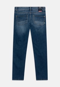 Mörkblå denimjeans med rak passform, som har två bakfickor och minimal blekning. Den övre midjebandet inkluderar en etikett.