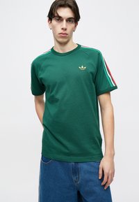 adidas Originals TEE - Nyomott mintás póló - team dark green/bold green/white