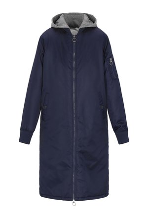 Cappotto lungo navy con cappuccio grigio, zip frontale e tasche laterali. Polsini a costine e una piccola tasca con zip sulla manica per un tocco in più.