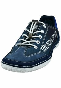Marineblaue Sneakers aus Mesh- und Wildledermaterialien, strukturierte Oberfläche, weiße Nähte und ein verstellbares Schnürsystem. Mit "BUGATTI"-Markenlogo.