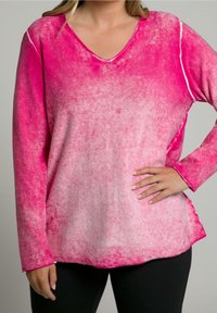 Top s dlouhými rukávy a výstřihem do V, s přechodem barev od jasně růžové po světle růžovou, vyrobený z měkké látky s hladkou texturou.