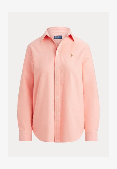 Chemise rose clair à manches longues boutonnée avec col et logo Ralph Lauren brodé sur la poitrine gauche.