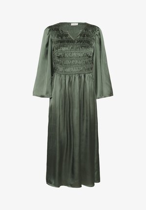 Grön satindress med smockad bodice, V-ringning och långa ärmar, med en plisserad kjol och slät textur.
