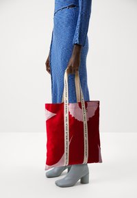 Marimekko CARRIER MIDI UNIKKO - Tote bag - red, light pink