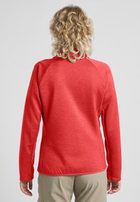 Roter Langarm-Fleece-Pullover aus strukturiertem Material, mit Raglanärmeln und einem dezenten Saumdetail. Entworfen für Komfort und den Einsatz im Freien.