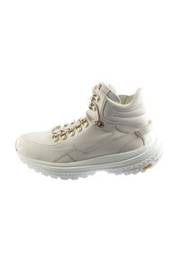 Helle beigefarbene High-Top-Sneaker aus Leder, mit goldenen Hardware-Elementen, einer strukturierten Sohle und einem gepolsterten Kragen für zusätzlichen Halt.