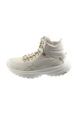 Jasnobeżowe sneakersy typu high-top wykonane ze skóry, z złotymi akcentami, teksturowaną podeszwą i wyściełanym kołnierzem dla wsparcia.