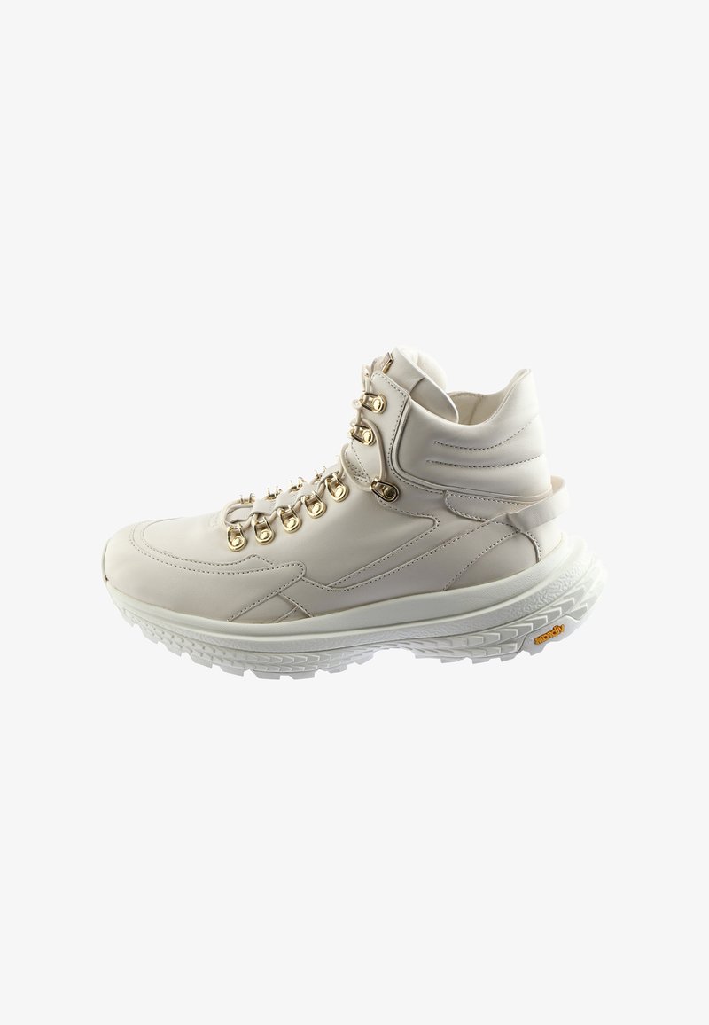 Helle beigefarbene High-Top-Sneaker aus Leder, mit goldenen Hardware-Elementen, einer strukturierten Sohle und einem gepolsterten Kragen für zusätzlichen Halt.