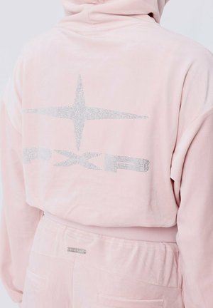 Rosa Velours-Hoodie mit einem Strassstern-Design und "PXP"-Text auf dem Rücken. Elastischer Taillenbund und Taschen an der Hose.