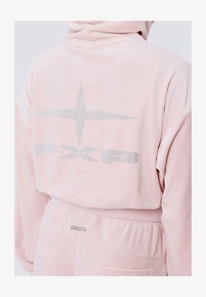 Rosa Velours-Hoodie mit einem Strassstern-Design und "PXP"-Text auf dem Rücken. Elastischer Taillenbund und Taschen an der Hose.