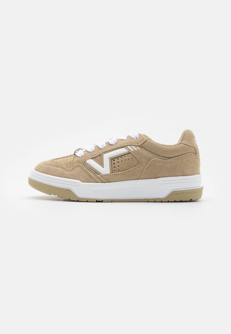 Beige ruskinds sneakers med hvide snørebånd, der har en tekstureret overflade, fremtrædende logo-design og en hvid gummisål med en gummifarvet accent.