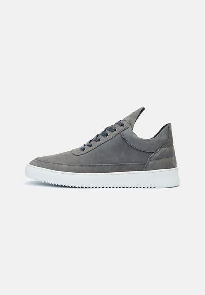 Sneakers in pelle grigia con una texture liscia, caratterizzati da un design a low-top, punta rotonda, suola bianca sottile e lacci neri a contrasto.