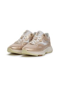 Sneakers metallici beige con pannelli in rete, tessuto testurizzato e dettagli bianchi. Presentano una suola ammortizzata e un dettaglio decorativo del logo sul lato.