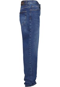 Jeans de mezclilla azul con un diseño de pierna recta, que presentan una cintura de media altura, un clásico diseño de cinco bolsillos y detalles de costura visibles.
