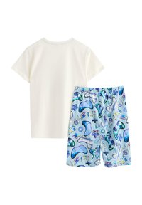 Katoenen T-shirt in crème met korte mouwen, gecombineerd met blauwe shorts met kleurrijke patronen van gaming controllers en verschillende geometrische vormen.