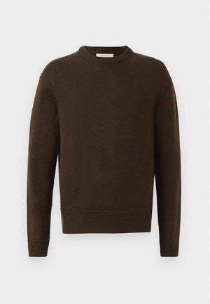 Brun stickad tröja med rund halsringning, långa ärmar och ribbade muddar. Mjuk textur, slät yta och avslappnad passform.