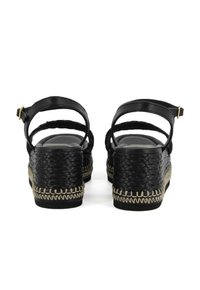 Sandali wedge intrecciati neri con cinturino alla caviglia, dotati di una tomaia testurizzata e di una base simile al sughero, impreziositi da cuciture beige.