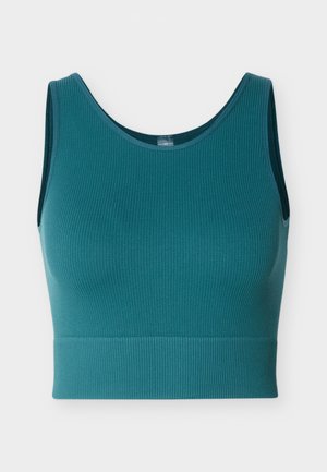 Tirkizni rebrasti kratki top bez rukava s okruglim izrezom i širokim naramenicama na bijeloj pozadini.