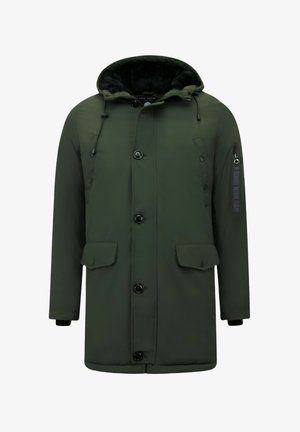 Groene parka-jas met capuchon, een zachte zwarte voering aan de binnenkant, knopen aan de voorkant, twee borstzakken en een extra zak met rits op de mouw.