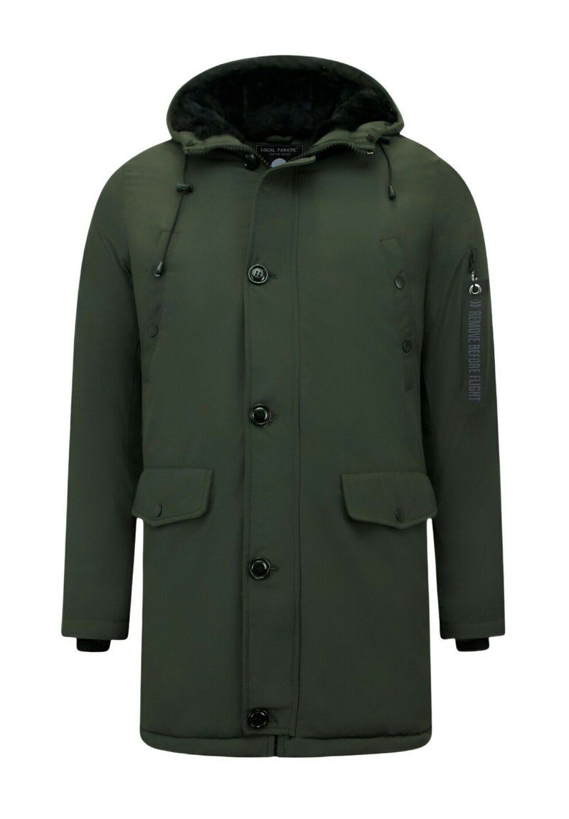 Groene parka-jas met capuchon, een zachte zwarte voering aan de binnenkant, knopen aan de voorkant, twee borstzakken en een extra zak met rits op de mouw.