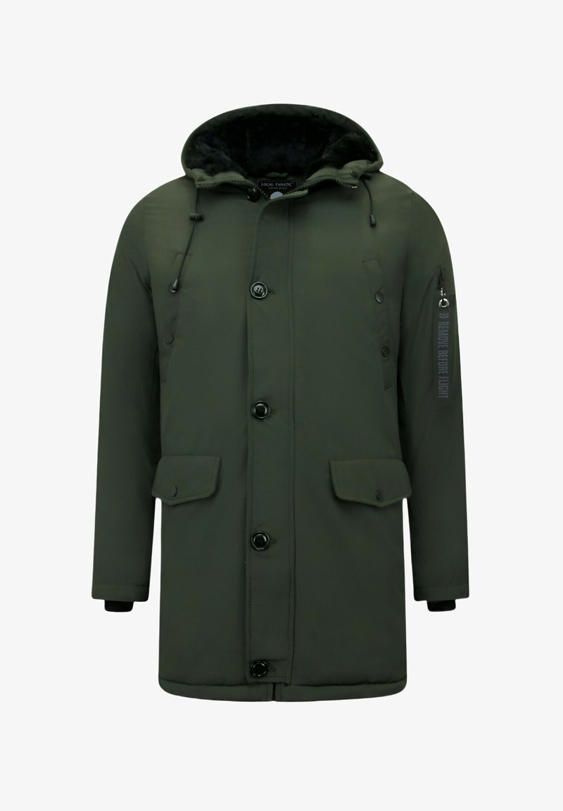 Groene parka-jas met capuchon, een zachte zwarte voering aan de binnenkant, knopen aan de voorkant, twee borstzakken en een extra zak met rits op de mouw.