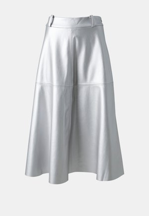 Jupe en cuir argenté avec une taille ajustée et une forme en A. Présente des coutures visibles et une texture lisse et brillante.