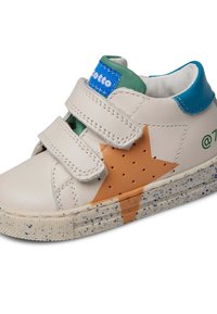 Sneaker in pelle bianca con due cinturini in Velcro, dettaglio blu sulla linguetta, design a stella marrone sul lato e suola in gomma maculata.
