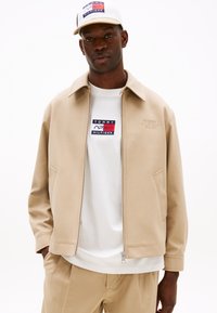 Tommy Hilfiger - F1 MOVIE MECHANICS IVY JACKET - Chaqueta de entretiempo - camel Imagen en miniatura 1
