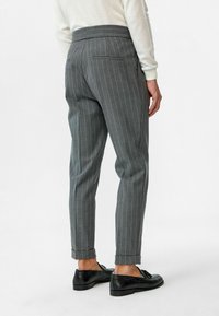 Grijze broek met krijtstrepen van geweven stof, met een tapered fit, opgerolde manchetten en een gladde tailleband met achterzakken.