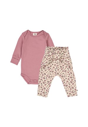 Body a maniche lunghe rosa con bottoni, abbinato a leggings in crema con stampa floreale e dettaglio a fiocco in vita. Tessuto morbido e strutturato.