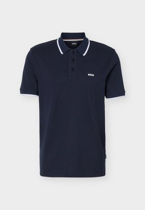 Tengerészkék rövid ujjú galléros póló fehér szegéllyel a galléron és az ujjakon, három fekete gombbal, valamint "BOSS" logóval a bal mellrészen.