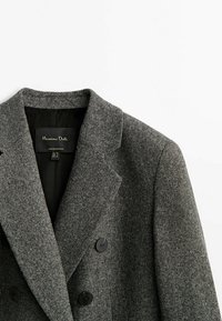 Blazer a motivo houndstooth grigio con colletto a risvolto, doppio petto e bottoni neri. Etichetta con la scritta "Massimo Dutti," prodotto in Portogallo.