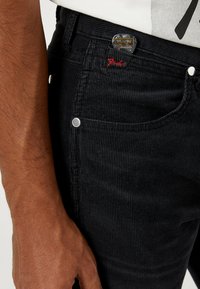 Wrangler Tygbyxor - black