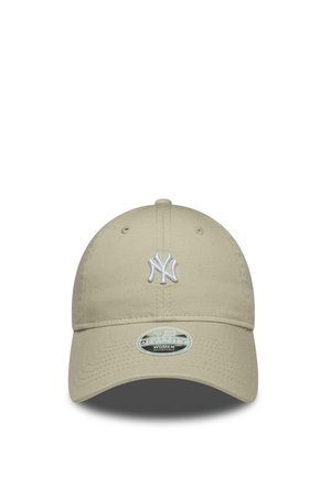 Beige verstellbare Baseballmütze mit weißem New York Yankees-Logo, das auf der Vorderseite gestickt ist, und gestickten Belüftungsösen.