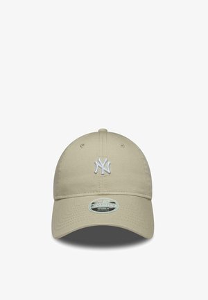 Beige verstellbare Baseballmütze mit weißem New York Yankees-Logo, das auf der Vorderseite gestickt ist, und gestickten Belüftungsösen.