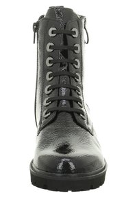 Bottines en cuir verni noir avec une finition texturée, dotées de lacets ronds, d'œillets circulaires et d'une fermeture éclair sur le côté pour un enfilage facile.
