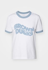 Hvit bomulls T-skjorte med lyseblå ribbestrikket krage og mansjetter. Har fet blå tekst som sier "BROWN DUCKS" på forsiden.