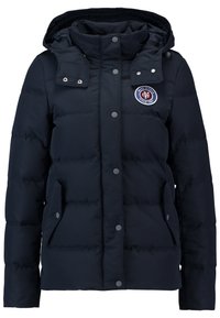 Doudoune bleue marine avec col montant, boutons-pression, poches latérales et un logo circulaire sur la poitrine. Tissu lisse et isolant.