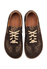 Brązowe zamszowe buty z wzorem w cętki na bokach, z zaokrąglonym noskiem, kremowymi sznurowadłami i wnętrzem wyłożonym skórą.