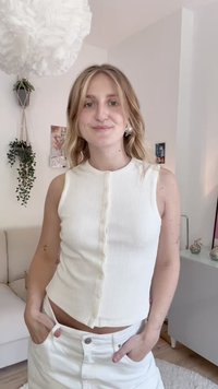 Top de alças branco canelado com decote redondo e fecho de botão, combinado com uma saia de ganga branca. Textura suave e design ajustado.