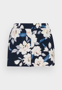 Krótkie spodenki w kwiaty na ciemnym granatowym tle, z dużymi białymi i delikatnie różowymi kwiatami, elastycznym pasem i lekką fakturą materiału.
