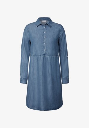 Sukienka koszulowa z denimu w jasnoniebieskim kolorze, z zapięciem na guziki, kołnierzykiem, długim rękawem i średniej długości, luźnym fasonem.