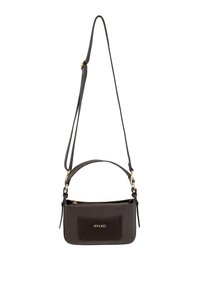 Bolso de mano de cuero negro con un acabado texturizado, que presenta un bolsillo delantero con un panel de tela suave y oscura y acentos de hardware dorado.