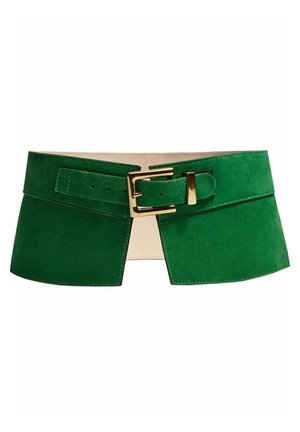 Groene brede suède riem met gouden rechthoekige gesp en inkeping aan de voorkant die de beige voering toont.
