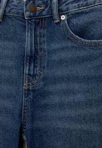Blå denim jeans med et klassisk fem-lomme design, kobberstikning og en metalknaplukning i taljen.