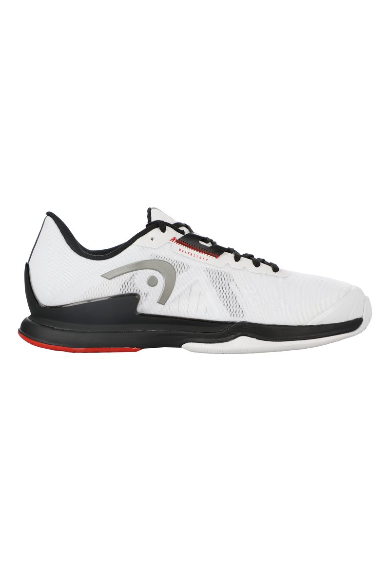 Weiße Sportschuhe mit schwarzen Akzenten, Obermaterial aus Mesh, roter Sohle und schlankem Design. Verfügt über eine verstärkte Ferse und ein kontrastierendes Logodetail.