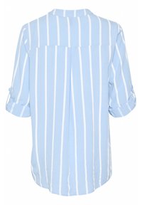 Blusa azul claro con rayas verticales blancas, un pliegue en la parte posterior y mangas enrolladas. Fabricada con un tejido suave y de corte relajado.